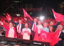 Adana Sel Oldu Aktı, 100 Bin Adanalı, 100. Kuruluş Yılı’nda Cumhuriyet’e Sahip Çıktı