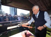 Başkan Zeydan Karalar, Antalya’da Adana’yı Anlattı, Elleriyle Yaptığı Adana Kebabı’nı İkram Etti
