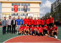 Kadın basketbolcular liseli öğrencilere basketbolu ve sporu anlattı