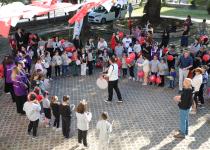 Adana’da Çocuklar 29 Ekim Cumhuriyet Bayramı’nın Coşkusunu 680 Yıllık Anıt Ağacının Altında Bir Araya Gelerek Kutladı