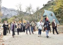 Vatandaşlar ve göçmenlerden oluşan dezavantajlı 60 kişi Belemedik’i gezdi, “kadına şiddete hayır” dedi.