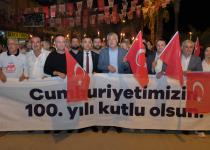 Kozanlılar Cumhuriyetin 100. Yılında Dillerinde Marşlar, Ellerinde Bayraklarla Yürüdü, Kıraç Konseriyle Coştu