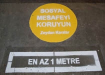 Semt pazarlarında ve ATM önlerinde sosyal mesafe işaretlemesi sürüyor