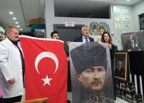 Başkan Zeydan Karalar, Atatürk’e Hakaret Edilen Veteriner Kliniğini Ziyaret Ederek, “Yalnız Değilsiniz” Mesajı Verdi